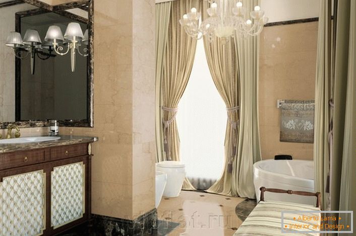 Благородне оформлення ванною в стилі неокласицизм підкреслено правильно підібраною меблями.
