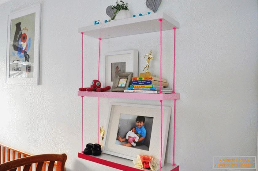 Книжкова полиця для дитячої кімнати з рожевими мотузками