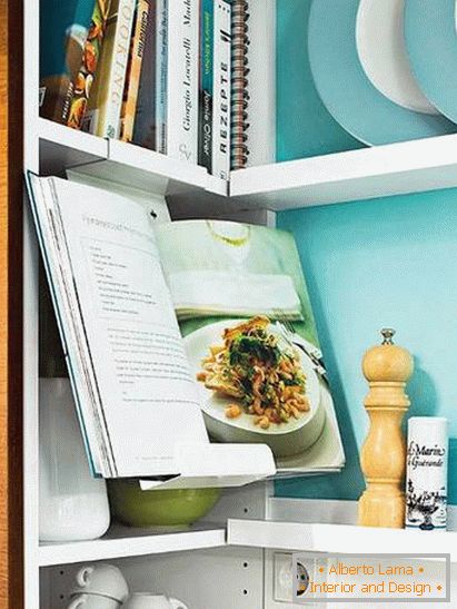 Книги та посуд на маленькій кухні в бірюзовому кольорі