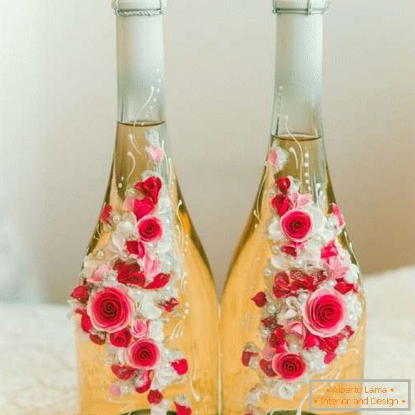 Як прикрасити пляшку шампанського на весілля квітами