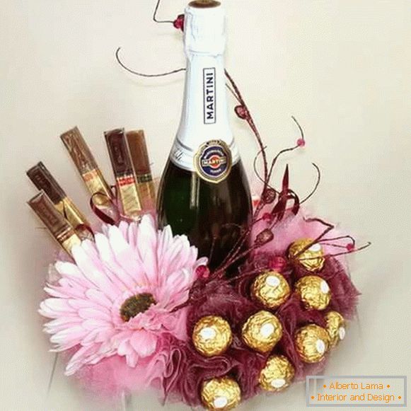 Декор пляшки шампанського цукерками та квітами - фото