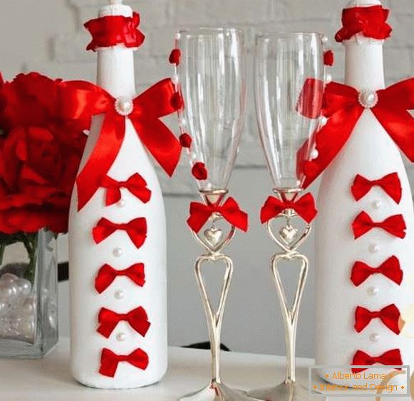 Декор пляшки шампанського на весілля зі стрічками і намистинами