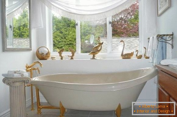 Дизайн ванної кімнати з золотими прикрасами