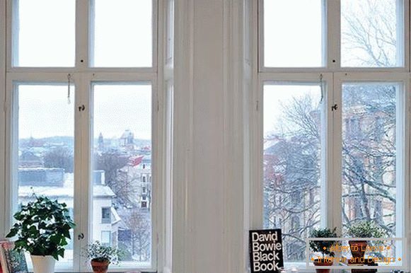 Оформлення вікна книгами і кімнатними рослинами