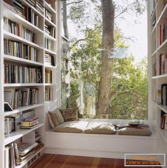 Сидіння на підвіконні і книжкові полиці біля вікна