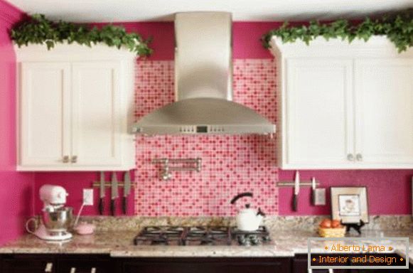 Рожеві стіни та чорно-білі меблі на кухні