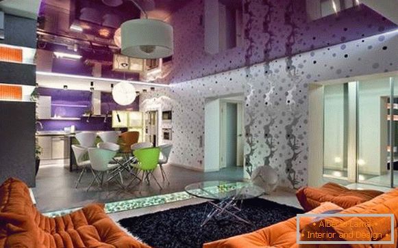 Натяжні стелі фіолетового кольору в інтер'єрі вітальні