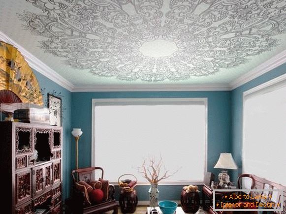 Дизайн кімнати з блакитним натяжною стелею з друкованим узором фото 2016