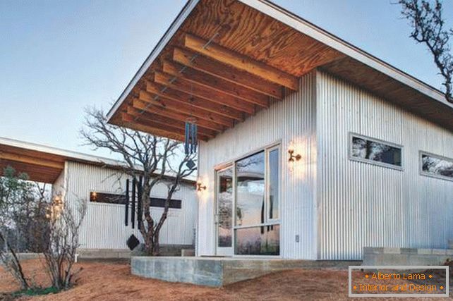 Маленький недорогий дерев'яний будинок в США