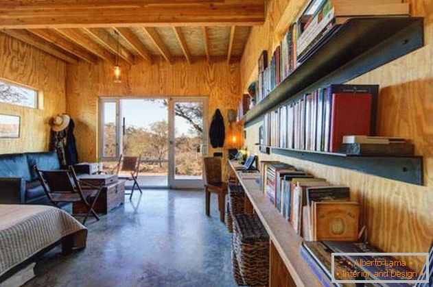 Маленький недорогий дерев'яний будинок в США: книжные полки