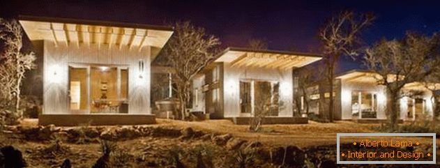 Маленький недорогий дерев'яний будинок в США: ночью