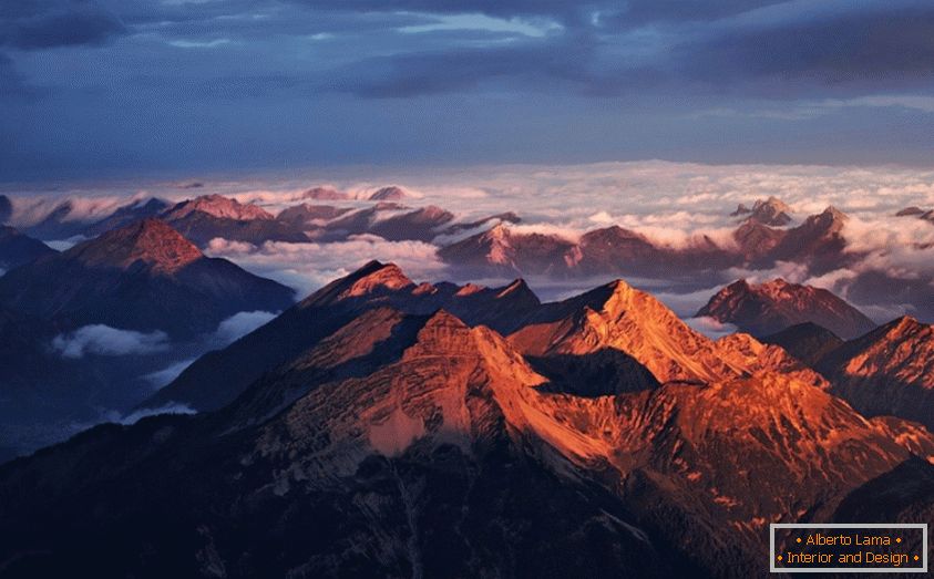 Альпійські гори в хмарах