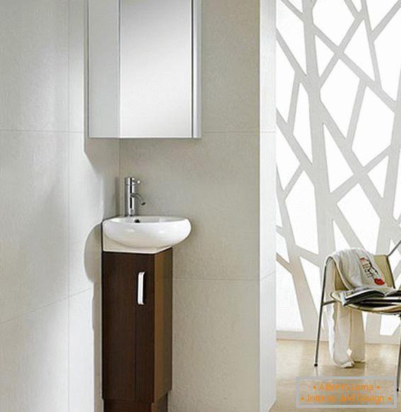 Мінімалістичний туалетний столик в дизайні маленької ванної