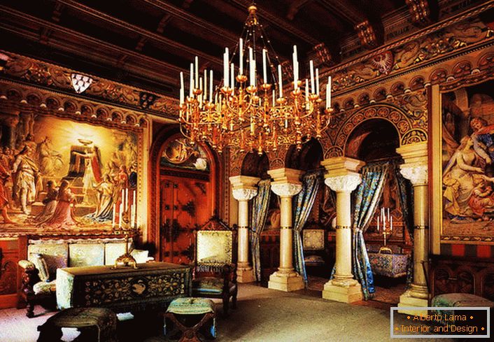 Громіздка люстра зі свічками переносить з гостей залу в минуле століття. Королівські хороми з колонами і художніми картинами надають приміщенню ще більшою пихатості.