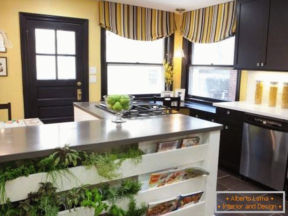 Модний дизайн штор для кухні в жовтому і коричневому кольорі