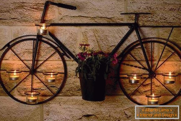 Креативний кований підсвічник Велосипед - фото на стіні