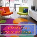 Інтер'єр з кольоровими кріслами і килимом