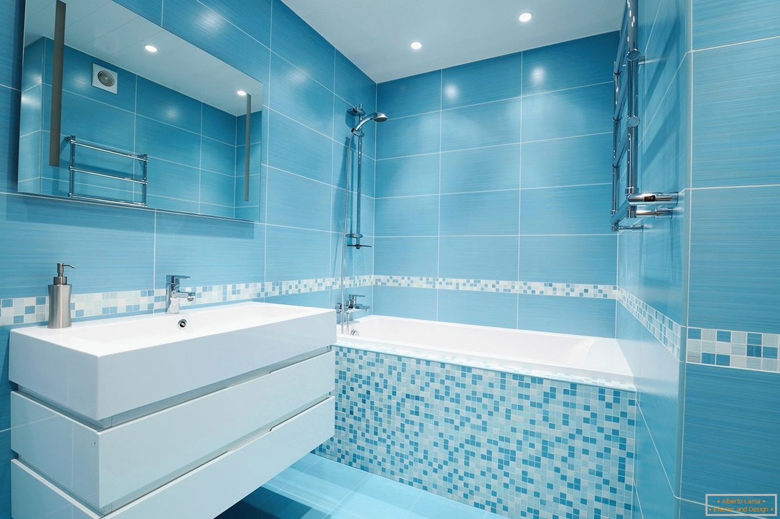 Блакитна плитка у ванній