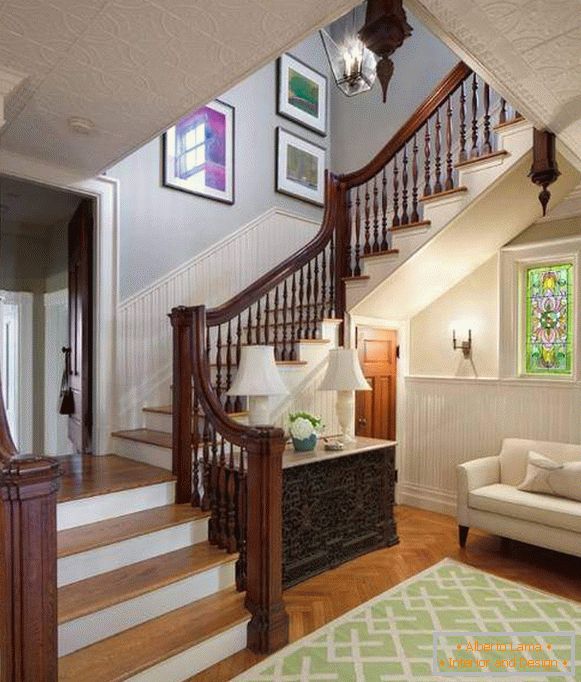 Оздоблення сходів в будинку - фото з дерев'яними перилами