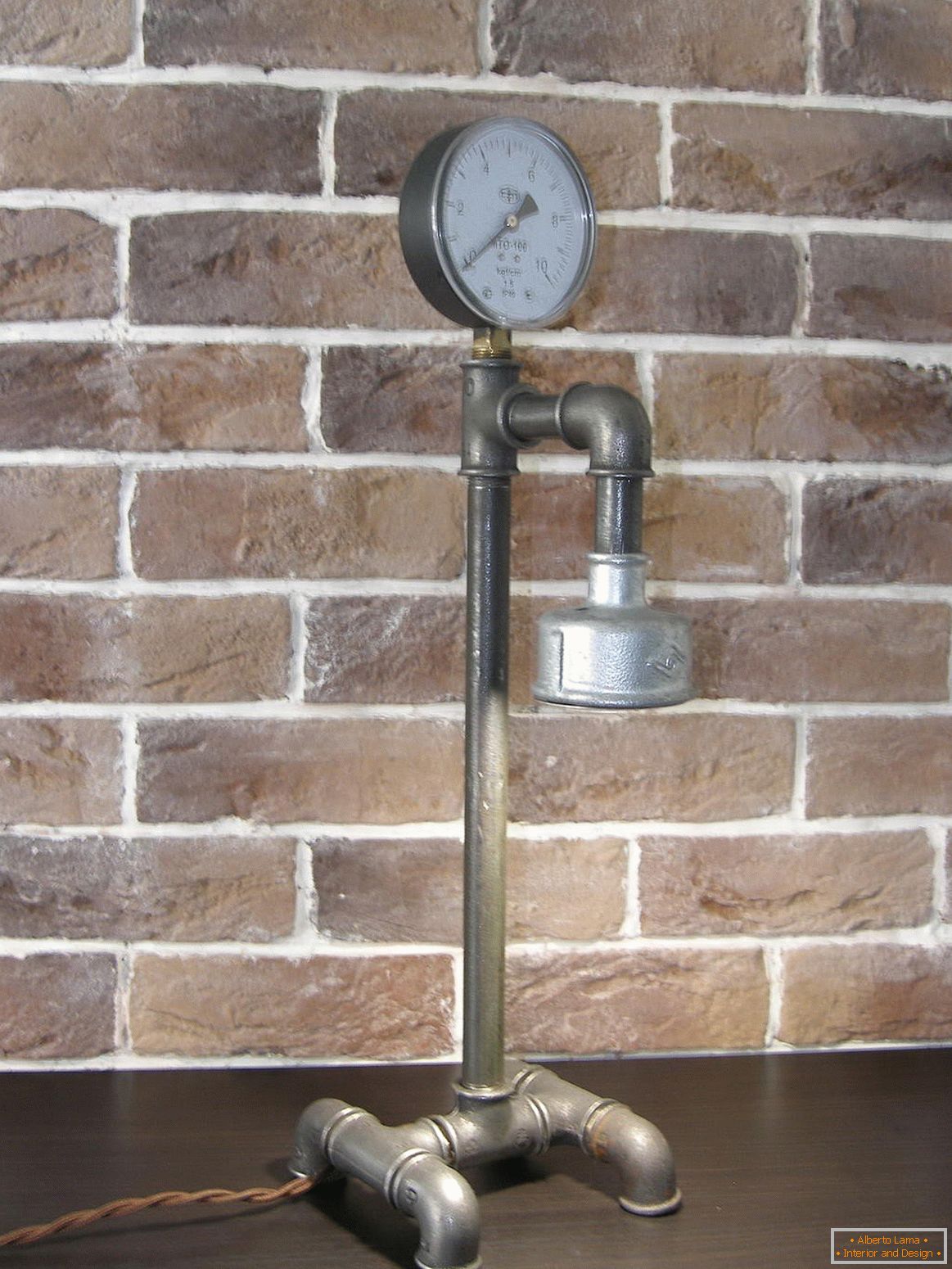 Світильник з труби в стилі лофт