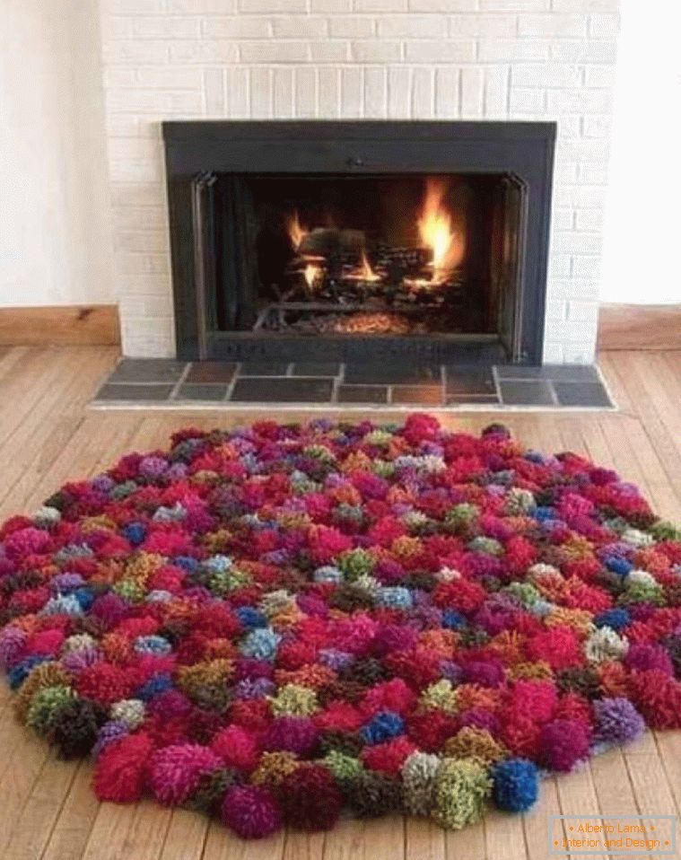Різнобарвний килимок з помпонами