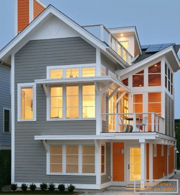Сучасний фасад приватного будинку в сірому і оранжевому кольорі