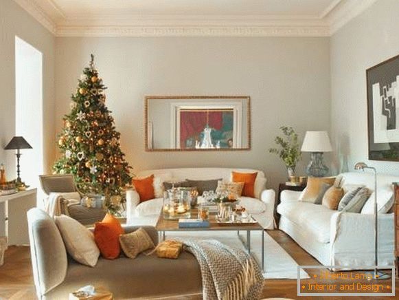 Новорічний інтер'єр квартири - фото в помаранчевому і зеленому