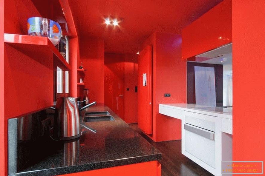 Кухня з червоними стінами