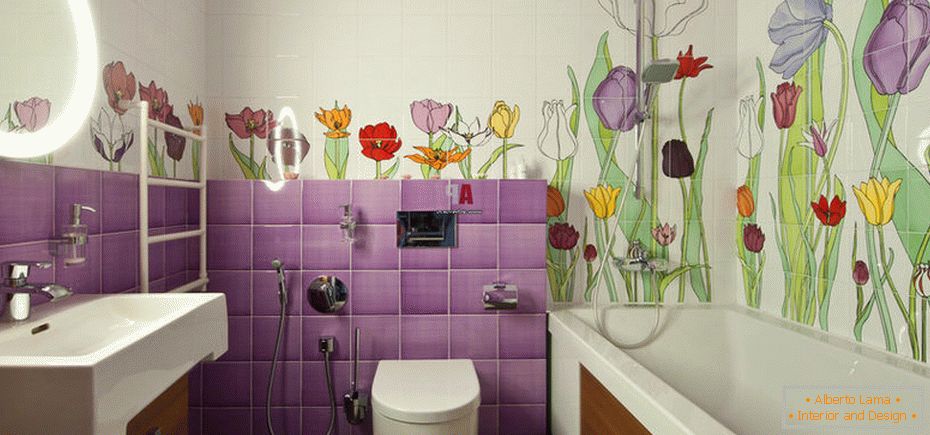 Плитка з квітковим візерунком у ванній