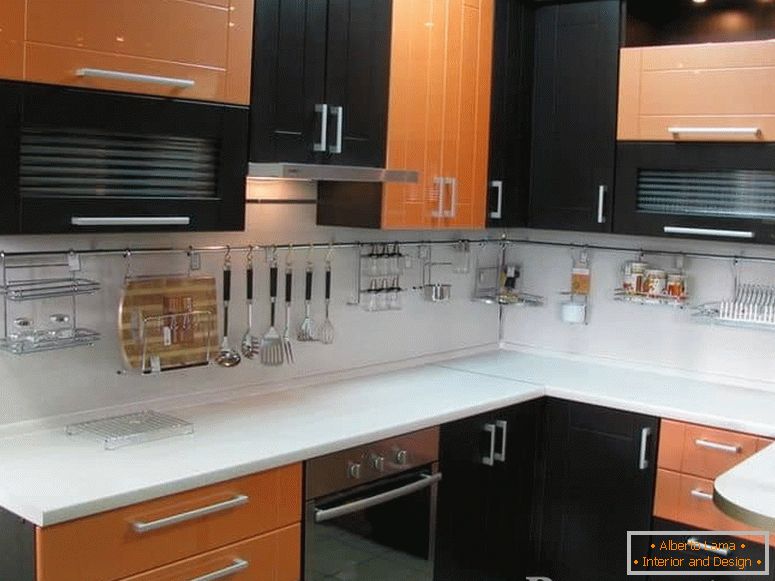 Поєднання помаранчевого з кольором венге на кутовий кухні