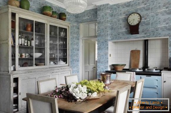 Вінтажна кухня в сільському стилі - фото з буфетом і шпалерами