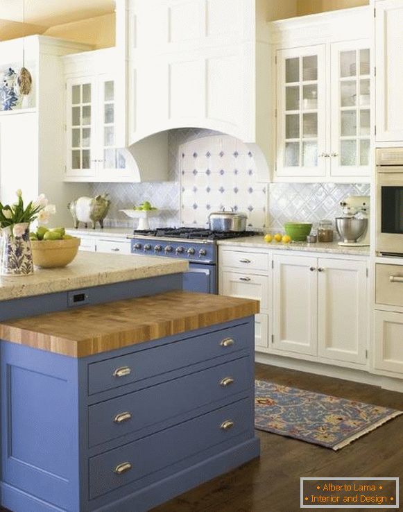 Біло-синя кухня в стилі прованс