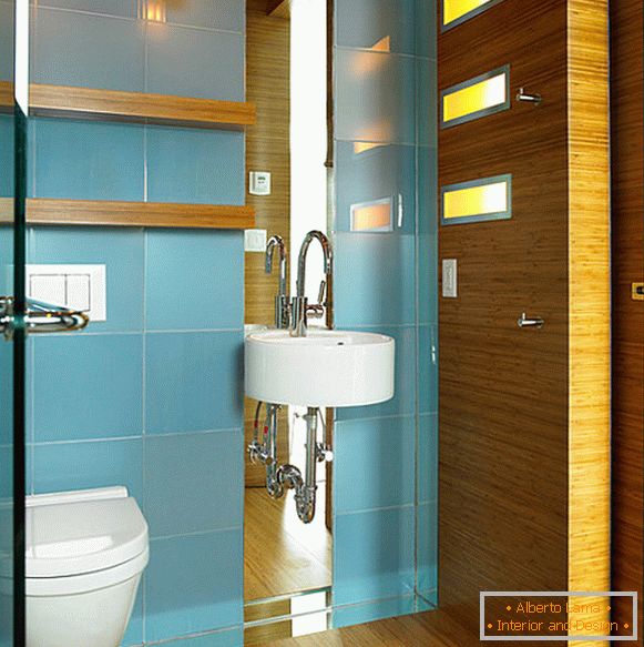 Блакитна настінна плитка в невеликій ванній кімнаті