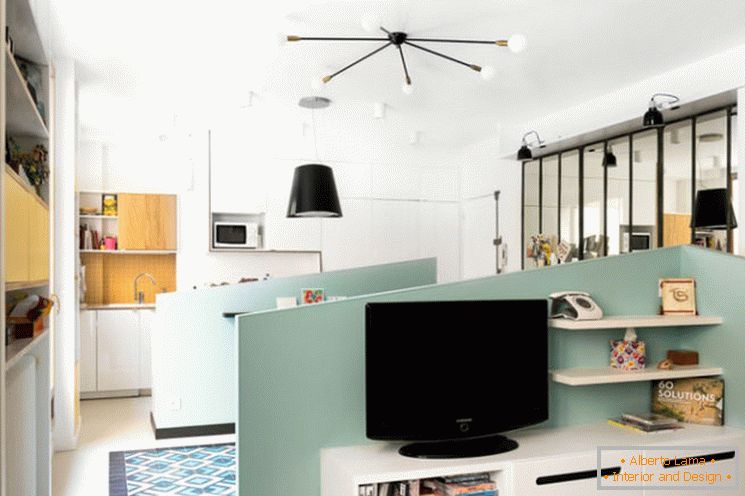 Ідея інтер'єру вітальні для маленьких квартир від MAEMA Architects