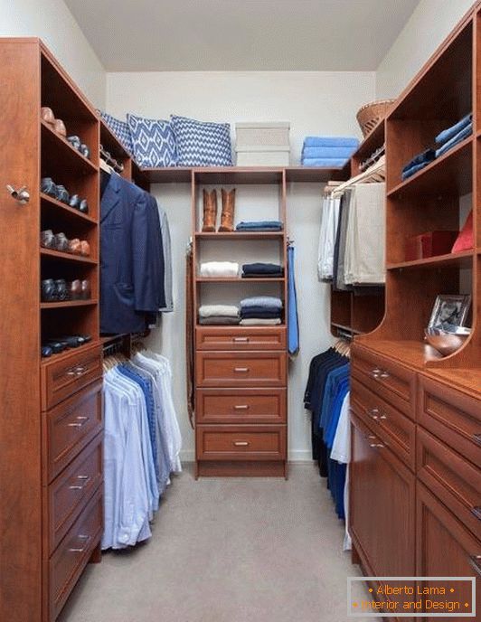 Зручна гардеробна кімната з комори