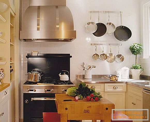 Кухонний інвентар на стінах кухні