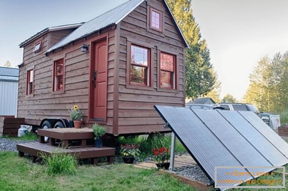 Маленький будинок з сонячними батареями