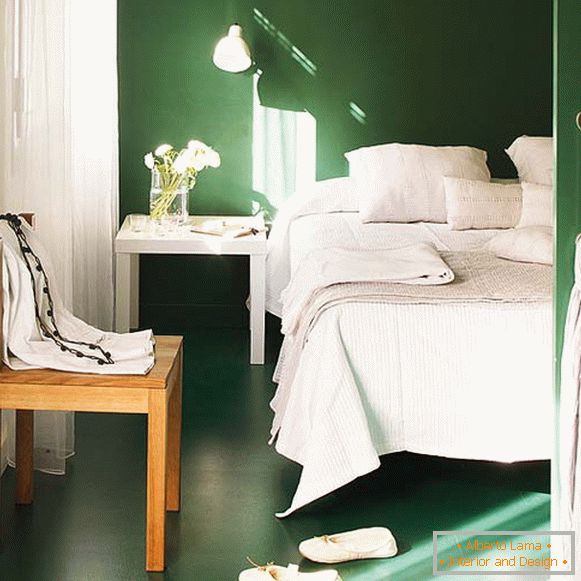 Маленька спальня в біло-зеленому кольорі