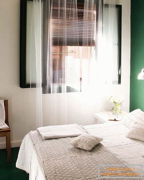 Інтер'єр спальні в біло-зеленому кольорі