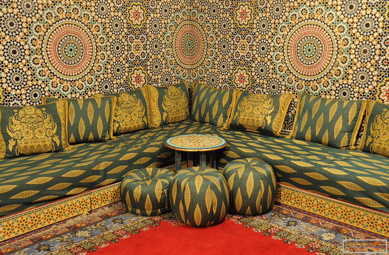 Кутовий диван з пуфиками в східному стилі