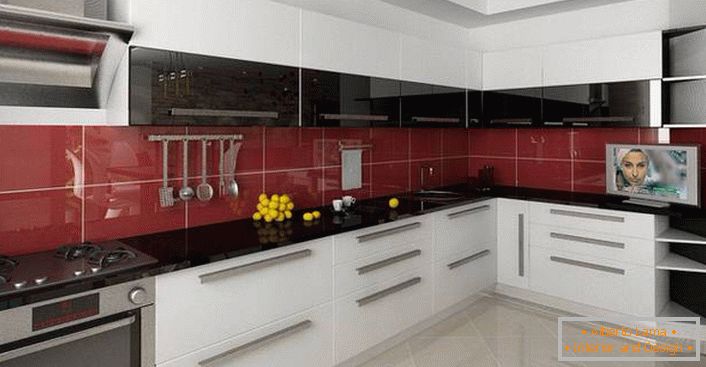 Кухонний гарнітур L-подібної форми дозволяє заощадити простір.