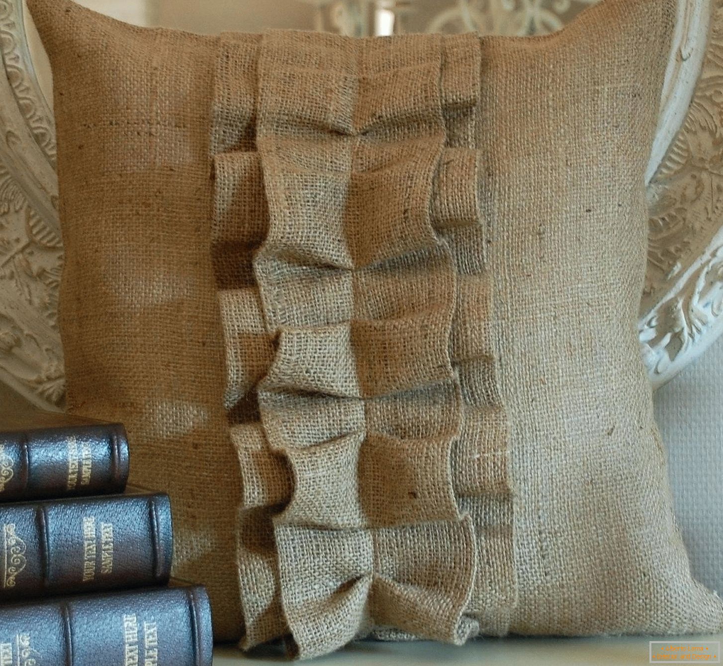 Книги і подушка з мішковини