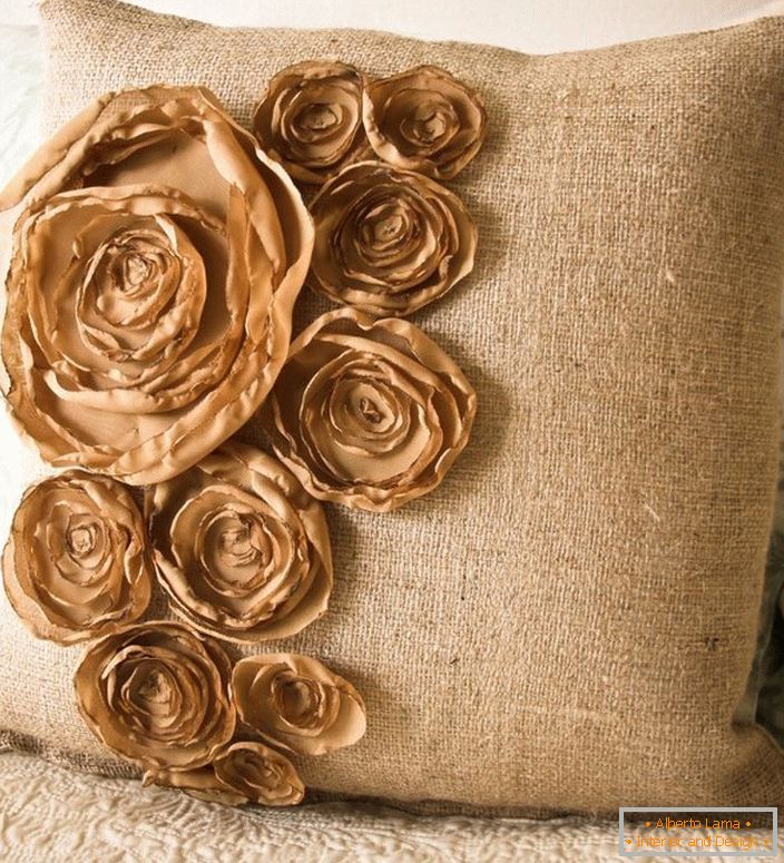 Подушка з трояндами