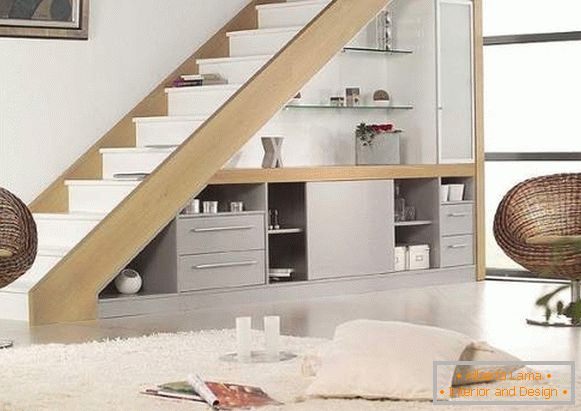 Дизайн сходи в приватному будинку - фото з вбудованими меблями