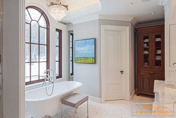 Світлі двері в інтер'єрі ванної кімнати з білою плиткою