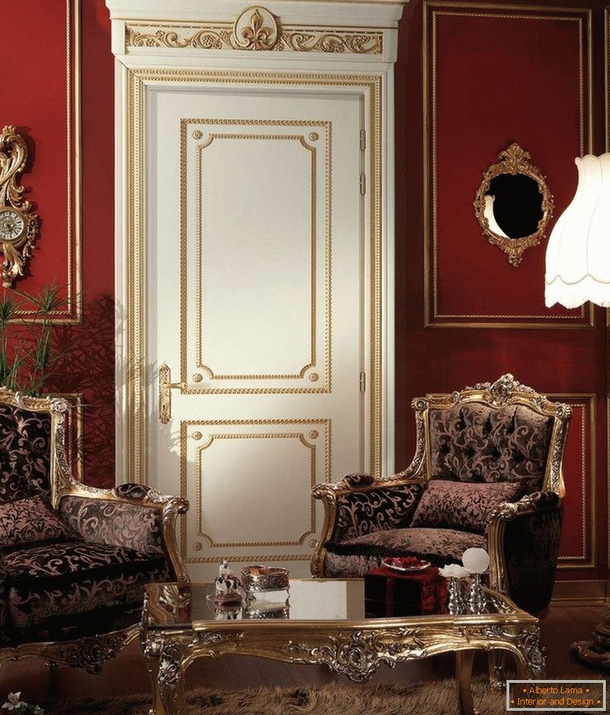 Кімната в класичному стилі зі світлою дверима