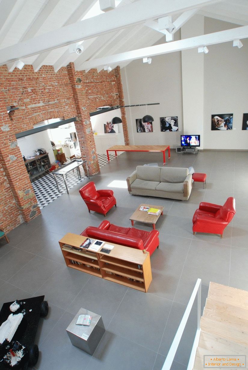 Вітальня нової квартири-студії в Італії