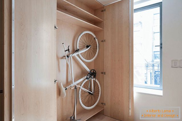 Велосипед в шафі в багатофункціональної квартирі-трансформере