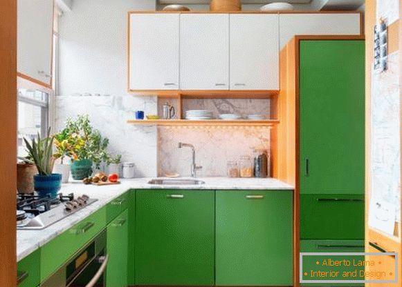 Маленька кухня в білому і зеленому тонах