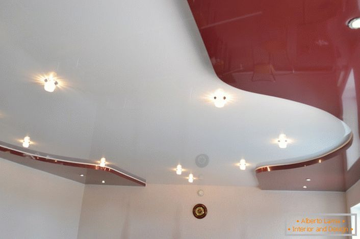 використання накладних та вбудованих світильників дозволяє гармонійно обіграти оригінальність стелі.